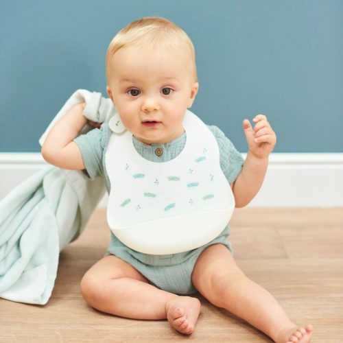 NATTOU szilikonos előke csattal, BPA-mentes, fehér