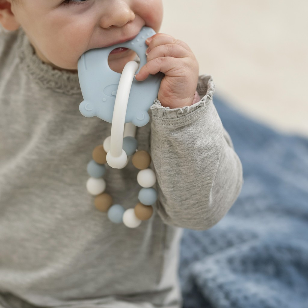 NATTOU Szilikon rágóka BPA free Lapidou mackó kék - közelkép