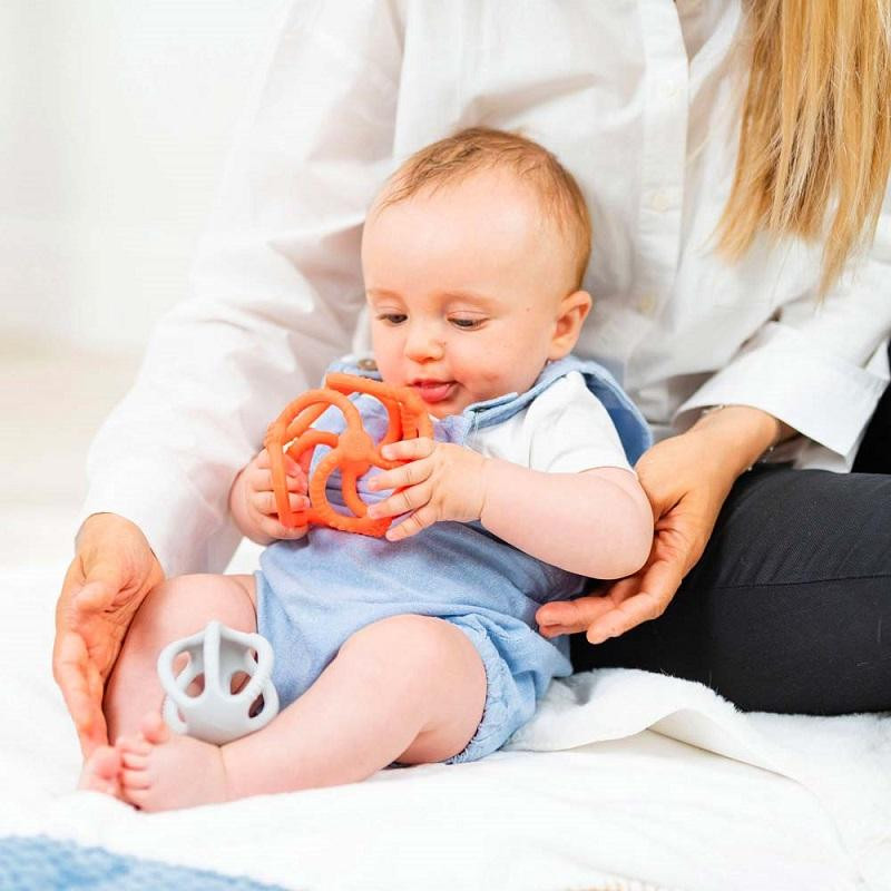 NATTOU Szilikon rágóka labda 2in1 BPA mentes 10 cm narancs-szürke alternatív kép 2