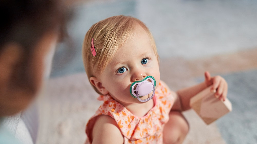 Philips AVENT SCF085/24 Játszócumi Ultra air neutral 0-6hó lányos lila, 2db használat közben