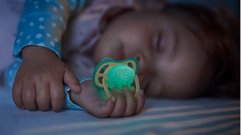Philips AVENT SCF376/18 Játszócumi Ultra air éjszakai 0-6hó fiús, 2db - Ortodontikus kialakítás