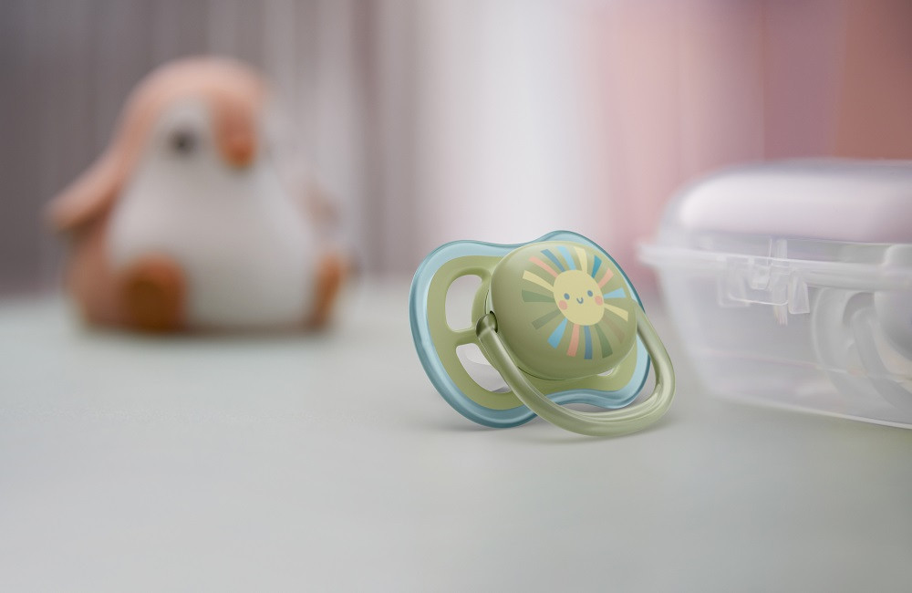 Philips AVENT SCF085/58 Játszócumi Ultra air Mintás 0-6hó fiús (szivárvány), 2db használat közben