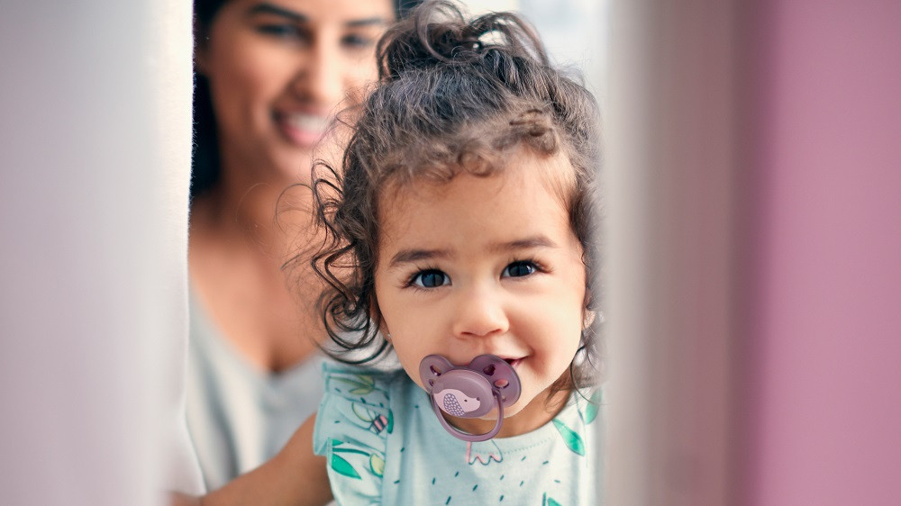 Philips AVENT SCF092/05 Játszócumi Ultrasoft Premium 6-18hó lila használat közben