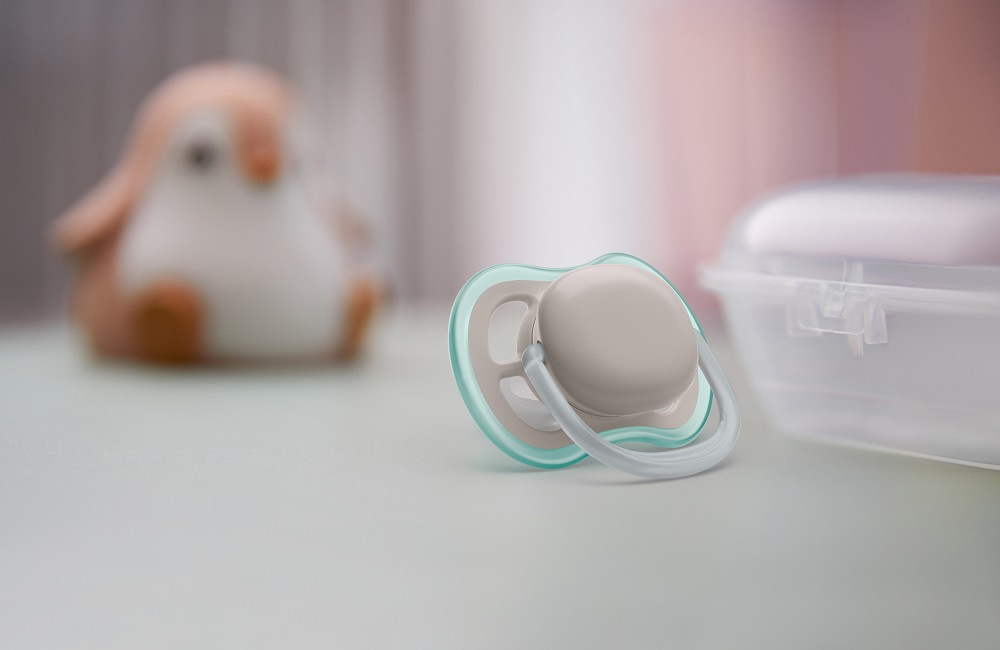 Philips AVENT Ultra air játszócumi használat közben