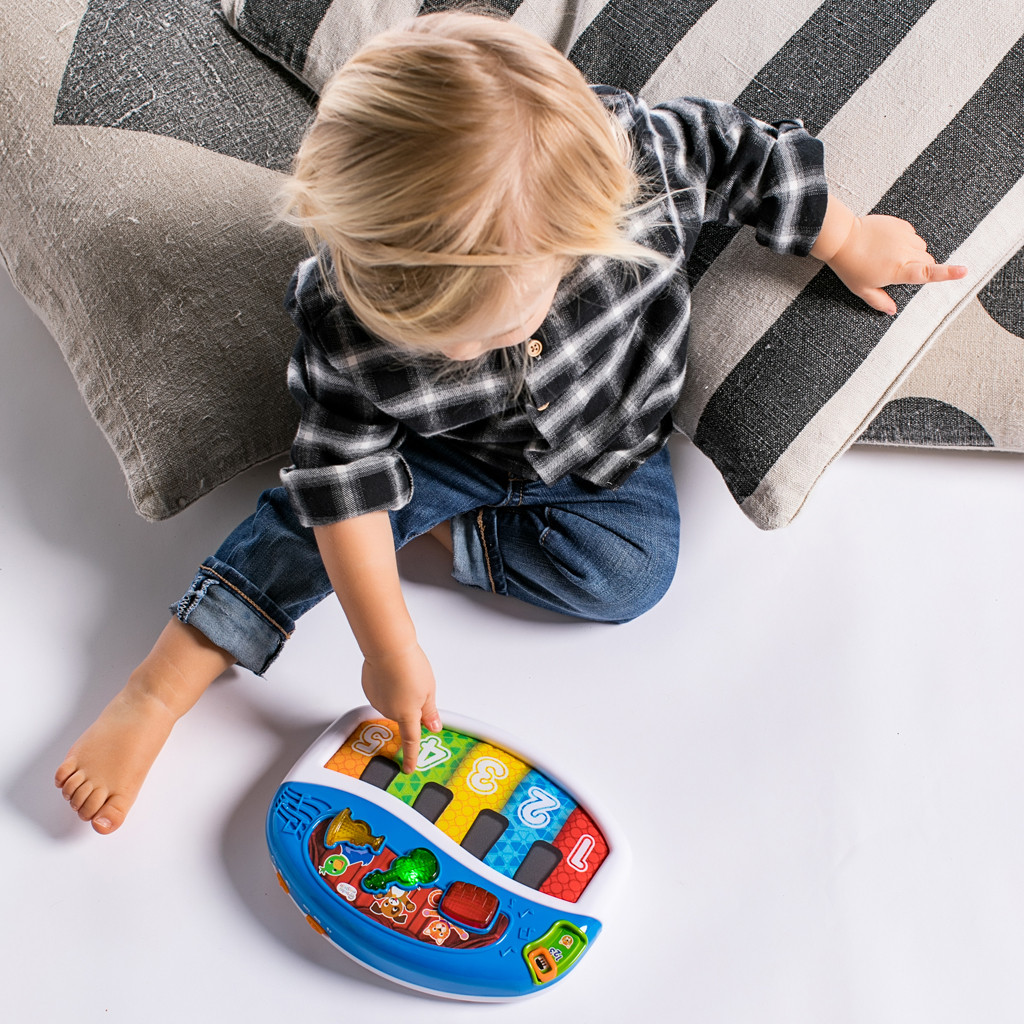 BABY EINSTEIN Játék zongora Discover & Play használat közben