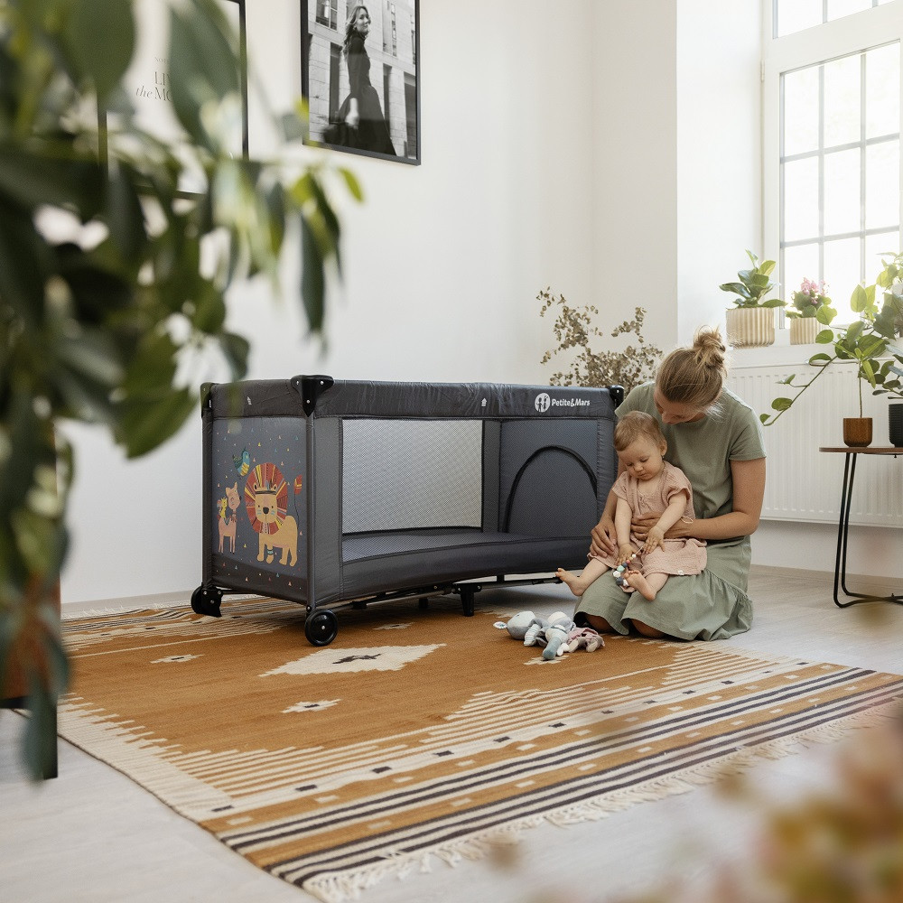 PETITE&MARS Utazóágy Koot Lion Grey - Kompakt méretre összecsukható