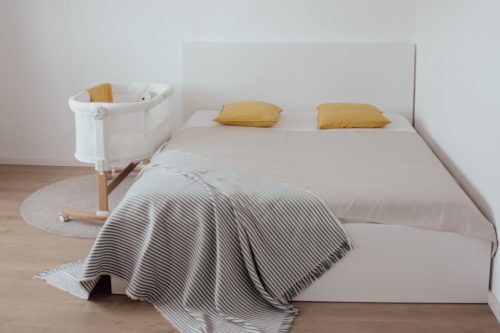 PETITE&MARS Állítható gyerekágy ringató funkcióval Glory 2 az 1-ben Mocha Beige