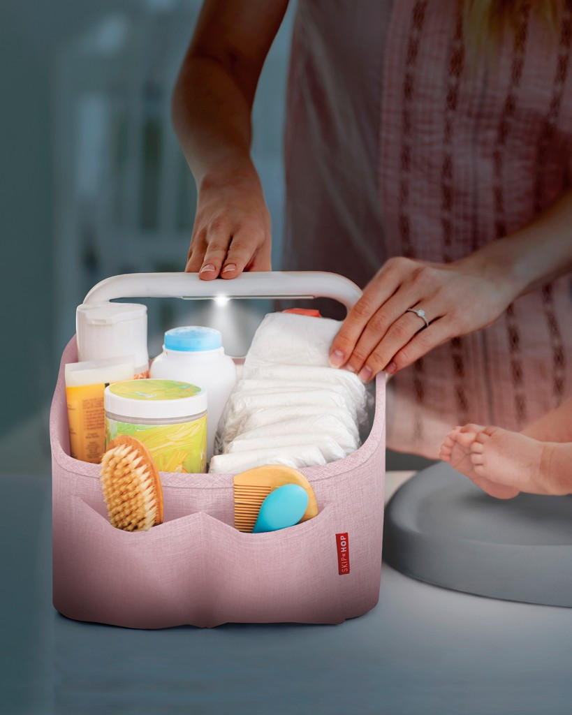 SKIP HOP Világítással ellátott higiéniai szükségletek szervezője Pink használat közben