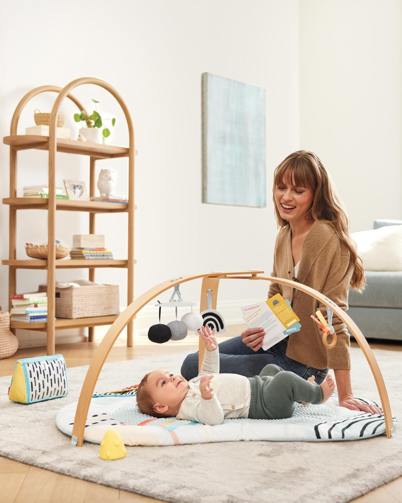 SKIP HOP Játékszőnyeg fa játékhíddal Discoverosity Montessori 0m+ használat közben
