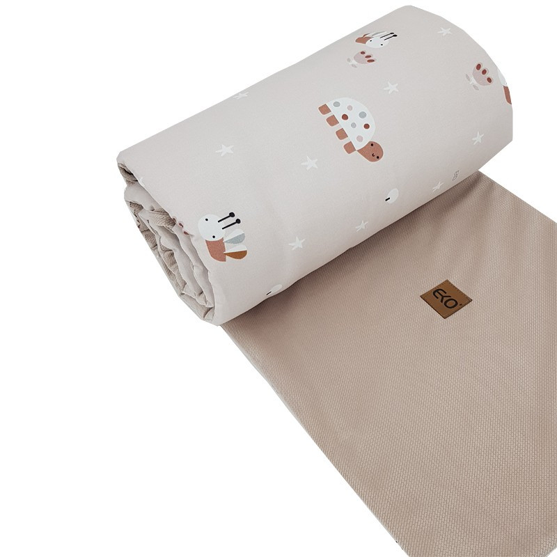 EKO Védő a kiságyba VELVET Bees Beige 360x35 cm - közelkép a bársonyos anyagról