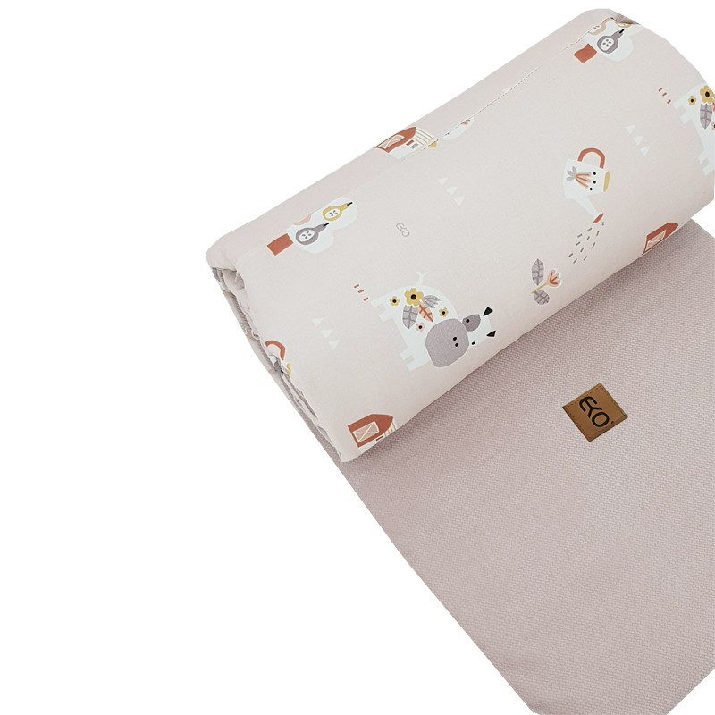 EKO Védő a kiságyba VELVET My farm Powder pink 360x35 cm használat közben