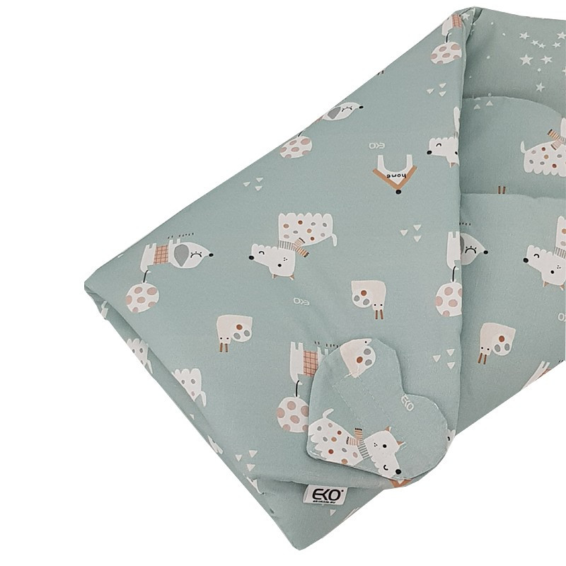 EKO Kifordítható pamut pólya Dogs Stars Mint 75x75 cm használat közben