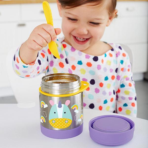 SKIP HOP Zoo Termosz ételtartó kanállal/villával Egyszarvú használat közben