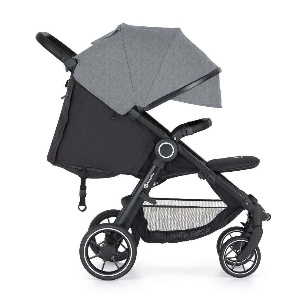 PETITE&MARS Sport babakocsi Street2 RWS Black Ultimate Grey használat közben