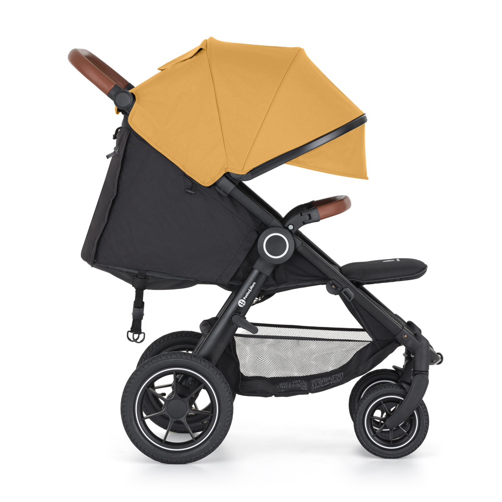 PETITE&MARS Sport babakocsi Street2 Air Oak Dense Honey használat közben