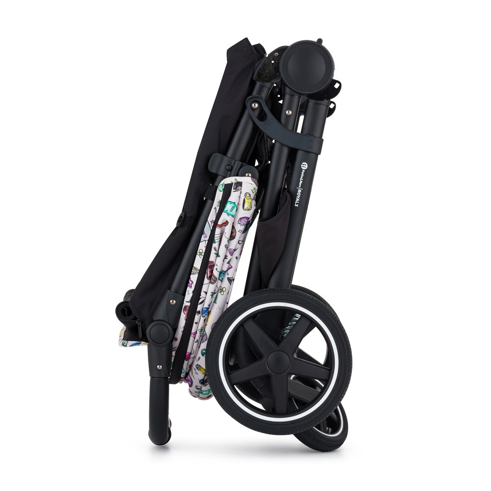 Petite&Mars Sport babakocsi Royal3 Black Limited100 Tattoo összecsukva, kompakt méretben