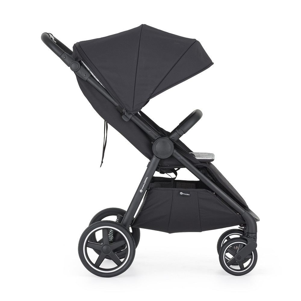 Petite&Mars Sport babakocsi Royal3 Black Perfect Black összecsukva, kompakt méretben