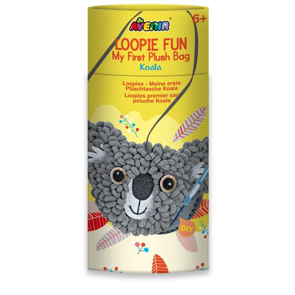 Egy fiatal lány büszkén mutatja a saját kezűleg készített, aranyos koala motívumú táskát, amely vastag, puha fonalból készült. A táska színes és divatos, tökéletes a mindennapi használatra.