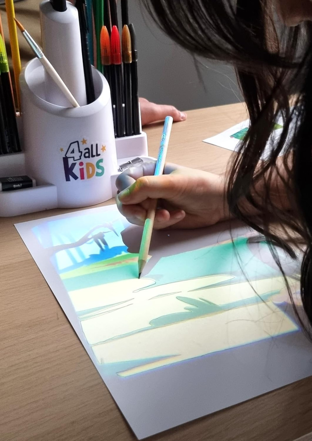 BUKI Rajz Projektor közelről, a filctollakkal és a diavetítő résszel
