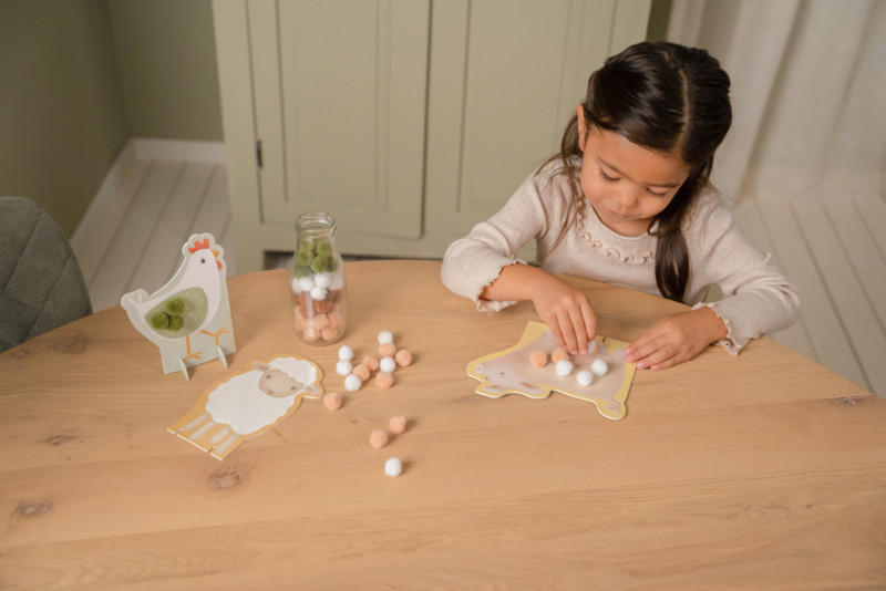 Little Dutch pom pom kép készítő - Little Farm használat közben