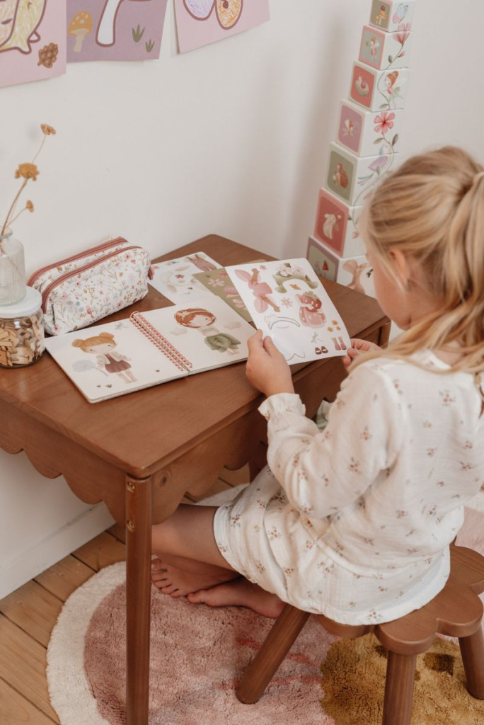 Little Dutch öltöztess fel matricás füzet - Fairy Garden - használat közben