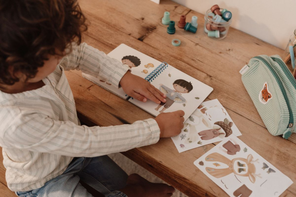Little Dutch Öltöztess Fel Matricás Füzet - Forest Friends használat közben