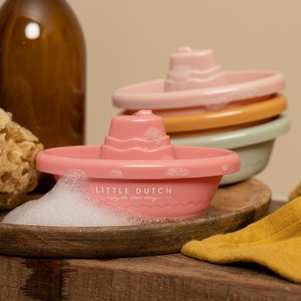 Little Dutch fürdőjáték hajó - pink használat közben