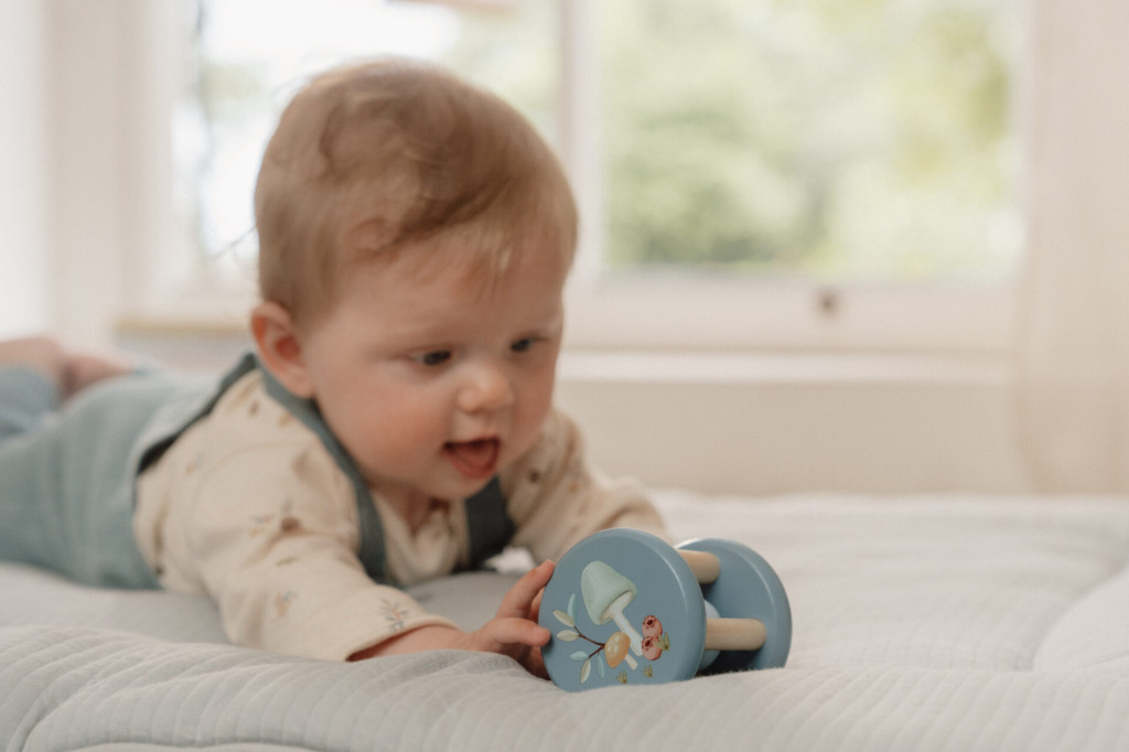 Little Dutch Mókuskerék Csörgő - Forest Friends használat közben