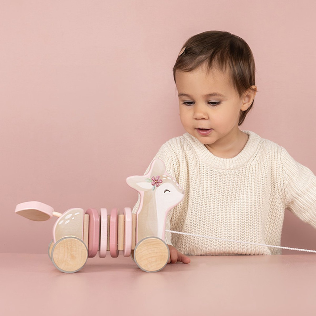 Little Dutch Húzható Őzike - Fairy Garden használat közben