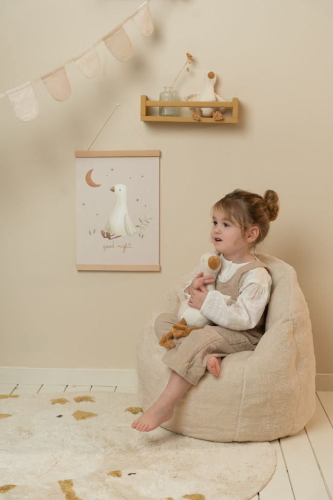 Little Dutch babafotel bézs színben, egy gyerek szobában
