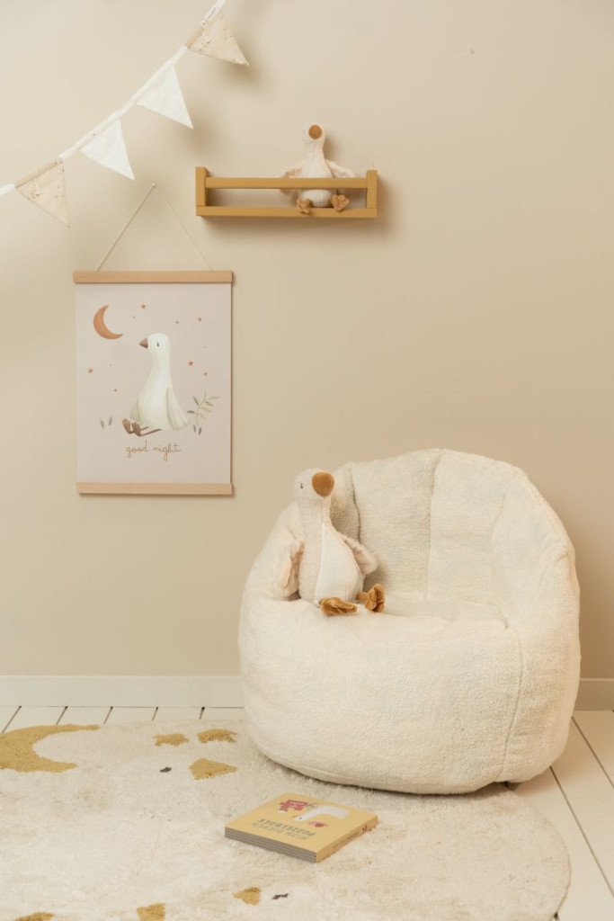 Little Dutch babafotel fehér színben, egy modern gyerekszobában