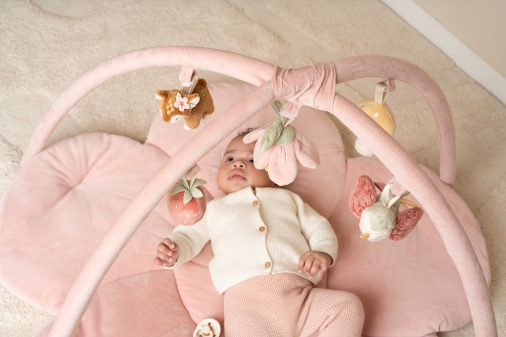 Little Dutch játékhidas játszószőnyeg - Fairy Garden használat közben