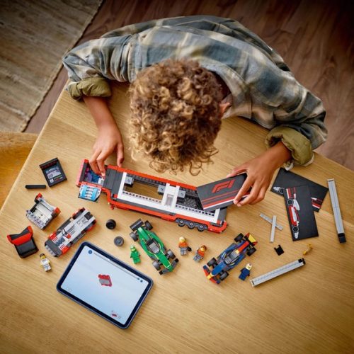 LEGO City Formula 1 Szállítóautó RB20 és AMR24 F1 versenyautókkal 60445